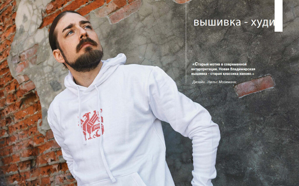 Хлопковое футболка с традиционной